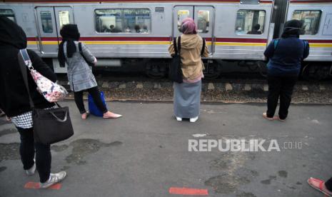 Seorang petugas kebersihan KRL menemukan kantong plastik berisi uang Rp 500 juta. Untungnya sang pemilik segera mengambil uang yang ditinggalkannya dalam KRL di Stasiun Bogor.