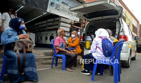 Petugas kesehatan Puskesmas Bekasi Jaya menyuntikkan dosis pertama vaksin covid-19 pada warga di Kawasan Pertokoan Proyek, Jl Ir H Juanda, Kota Bekasi, Jawa Barat, Senin (13/9). Vaksinasi yang diselenggarakan secara jemput bola tersebut dilakukan secara langsung menyasar ke masyarakat sehingga memudahkan pelayanan vaksin, guna mendukung percepatan vaksinasi Covid-19 agar segera tercapai kekebalan kelompok (herd immunity) pada masyarakat di Kota Bekasi.Prayogi/Republika.