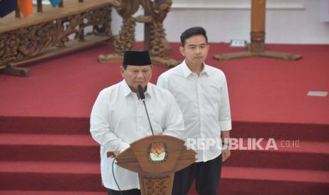 Prabowo Subianto-Gibran Rakabuming Raka saat menyampaikan pidato dalam rapat pleno penetapan pasangan terpilih Pilpres 2024, di Gedung KPU, Jakarta, Rabu (24/4/2024).