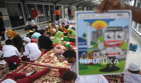 Sejumlah siswa mewarnai gambar bertema transportasi saat perayaan Hari Anak Nasional  yang di gelar oleh KAI Commuter di Stasiun Jakarta Kota, Jakarta, Jumat (22/7/2022). Kegiatan tersebut sekaligus bertujuan untuk  mengenalkan moda transportasi kereta api kepada siswa sejak dini. 