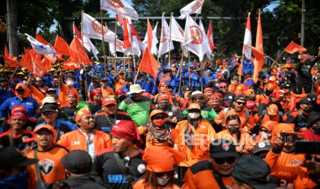 Massa yang tergabung dari berbagai elemen buruh menolak UU Cipta Kerja dengan melakukan aksi di kawasan Patung Kuda, Jakarta, Kamis (15/12/2022). Dalam aksinya mereka membawa beberapa tuntutan diantaranya  menolak UU KUHP, omnibus law UU Cipta Kerja, tolak outsourcing, serta mendesak pemerintah untuk mengesahkan Rancangan Undang-Undang Perlindungan Pekerja Rumah Tangga (RUU PPRT). Republika/Thoudy Badai