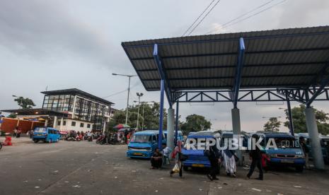 Angkot menunggu penumpang yang turun dari skybridge di Bojong Gede, Kabupaten Bogor, Jawa Barat, Jumat (15/12/2023). Skybridge yang mengintegrasikan Stasiun Bojong Gede dan Terminal Bojong Gede tersebut untuk mempermudah masyarakat mengakses transportasi massal dan mengurangi kemacetan di kawasan Stasiun Bojong Gede.