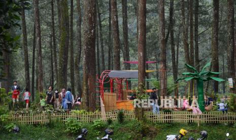 Pengunjung menikmati fasilitas ditempat wisata hutan pinus Cikole, Kecamatan Lembang, Kabupaten Bandung Barat, Ahad (12/12). Menjelang akhir tahun destinasi wisata di kawasan Bandung Barat (KBB) ramai pengunjung.