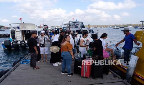 Wisatawan mancanegara bersiap menyeberang ke destinasi wisata di NTB. Pemprov NTB memastikan pelayanan publik akan tetap buka pada momentum libur Natal 2023 dan Tahun Baru 2024.