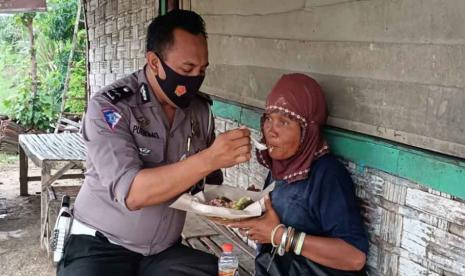 Polisi ini melihat perempuan diduga ODGJ sedang mengais sampah tanpa pakaian lengkap