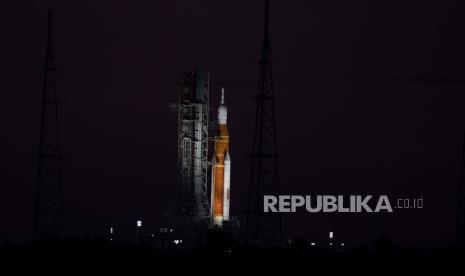 Roket bulan NASA, terlihat dari Canaveral National Seashore, berdiri di Pad 39B sebelum misi Artemis 1 mengorbit bulan di Kennedy Space Center, Rabu, 31 Agustus 2022, di Titusville, Florida.