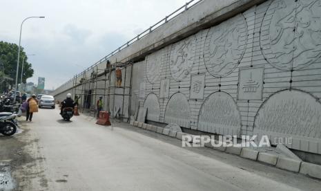 Petugas mempercantik Flyover Kopo dengan ornamen kearifan lokal seperti kujang dan corak batik mega mendung, di Jalan Bypass Soekarno Hatta, Kota Bandung, Selasa (24/5). Pembangunan flyover sepanjang 1,3 km sudah mencapai 90 persen hanya tinggal penyempurnaan, seperti pemasangan penerangan jalan, rambu-rambu dan ornamen estetik. Dengan adanya Flyover Kopo di harapkan dapat mengurai kemacetan yang biasa terjadi di daerah itu.