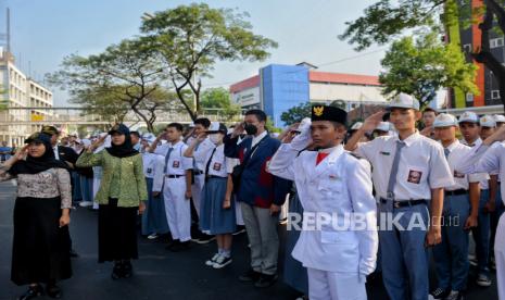 Peserta mengikuti upacara peringatan Sumpah Pemuda ke-95 di Museum Sumpah Pemuda, Jakarta, Sabtu (28/10/2023). Upacara Sumpah Pemuda ke-95 kali ini mengangkat tema Bersama Majukan Indonesia yang diikuti oleh perwakilan Museum Sumpah Pemuda, pelajar se-Jabodebek serta masyarakat umum.