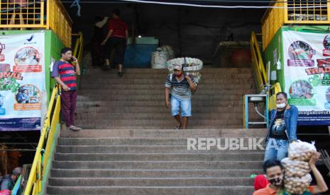 Warga beraktivitas di Pasar Keputran Utara, Surabaya, Jawa Timur, Senin (20/7/2020). Pemkot Surabaya menutup sementara pasar induk tersebut terhitung mulai tanggal 21 Juli 2020 sampai 27 Juli 2020 disebabkan adanya sejumlah pedagang terkonfirmasi positif COVID-19. 