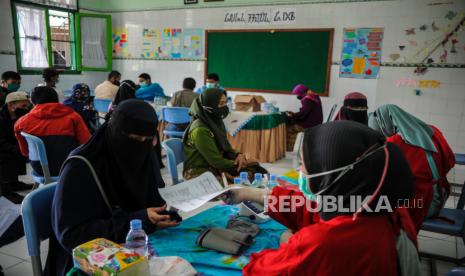 Sejumlah guru menjalani pemeriksaan kesehatan sebelum disuntik vaksin COVID-19 di SMPN 2 Bandung, Jawa Barat, Jumat (21/5/2021). Pemerintah Kota Bandung menargetkan vaksinasi COVID-19 bagi seluruh guru dan tenaga pendidik di Kota Bandung akan rampung pada akhir Mei 2021 guna mengejar target untuk pembelajaran tatap muka yang akan dimulai pada Juli 2021 mendatang.