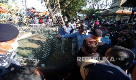 Menteri Kelautan dan Perikanan Edhy Prabowo (tengah) memperhatikan alat tangkap cantrang saat kunjungan kerja di Pelabuhan Jongor, Tegalsari, Tegal, Jawa Tengah, Selasa (7/7/2020). Dalam kunjungan tersebut Edhy Prabowo melakukan penandatangan Perjanjian Kerja Laut (PKL) antara Pemilik Kapal dan anak buah kapal (ABK), meresmikan Kantor Fisher Center Tegal dan Bitung milik Yayasan Plan Internasional Indonesia, dan berdialog dengan nelayan cantrang perwakilan dari Jawa Tengah diantaranya Tegal, Batang, Rembang, Juwana, dan Jawa Timur (Lamongan). 