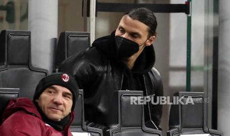 Pemain AC Milan Zlatan Ibrahimovic di tribun penonton pada pertandingan sepak bola Serie A Italia antara AC Milan dan SSC Napoli di stadion Giuseppe Meazza di Milan, Italia, 14 Maret 2021.