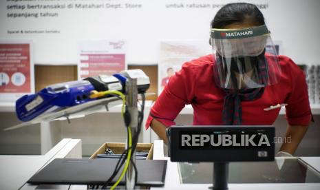 Kasir mengecek komputer di salah satu Departemen Store di Pasar Baru, Jakarta, Senin (8/6/2020). Meski masih dalam masa Pembatasan Sosial Berskala Besar (PSBB) transisi, pusat perbelanjaan tersebut mulai dibuka kembali dengan menerapkan protokol kesehatan menjelang pelaksanaan normal baru.