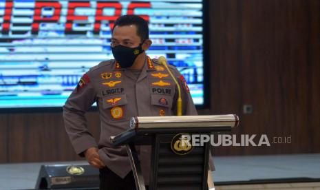 Kapolri Jenderal Pol Listyo Sigit Prabowo bersiap menyampaikan keterangan pers terkait kasus yang melibatkan mantan Kapolda Sumatera Barat Irjen Teddy Minahasa di Rupatama Mabes Polri, Jakarta, Jumat (14/10/2022). Kapolri Jenderal Listyo Sigit Prabowo telah mengonfirmasi bahwa Teddy Minahasa diduga terjerat dalam pusaran kasus narkoba serta kini telah ditahan dan menjalani penempatan khusus. Prayogi/Republika.