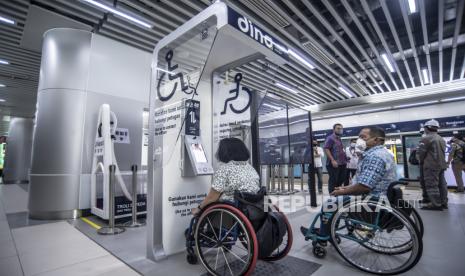 Penyandang disabilitas menggunakan alat text telephone DNA bagi penyandang disabilitas di Stasiun MRT Bundaran HI, Jakarta, Jumat (3/12/2021). Perubahan cara pandang terhadap warga disabilitas juga harus dilakukan negara.