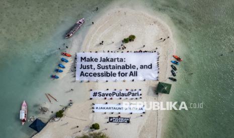 Foto aerial saat aktivis dan warga yang tergabung dalam Komite Keadilan Perkotaan (KKP) membentangkan spanduk raksasa dalam aksi damai kreatif di Pantai Perawan, Pulau Pari, Kepulauan Seribu, Jakarta, Senin (11/11/2024). Pada aksi yang digelar jelang debat ketiga Pilkada Jakarta tersebut mereka menuntut penyelesaian konflik ruang hidup dan menghukum perusak lingkungan serta memastikan pencabutan atau revisi kebijakan publik yang menyebabkan kerusakan lingkungan serta pelanggaran HAM. 