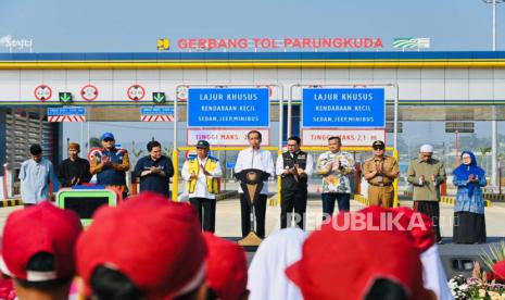 Presiden Jokowi saat meresmikan Jalan Tol Ciawi-Sukabumi ruas Cigombong-Cibadak di Gerbang Tol Parungkuda, Jumat (4/8/2023).