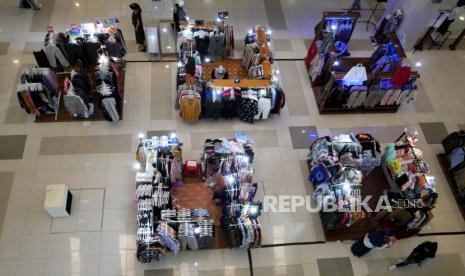 Pengunjung memilih produk di pusat perbelanjaaan, Yogyakarta, Rabu (13/1). Pemberlakuan pengetatan terbatas kegiatan masyarakat (PTKM) di Yogyakarta berimbas anjloknya pengunjung pusat perbelanjaan. Selain itu, pusat perbelanjaan juga harus tutup lebih cepat pada 19.00 WIB. Masa PTKM berlangsung hingga 25 Januari mendatang.