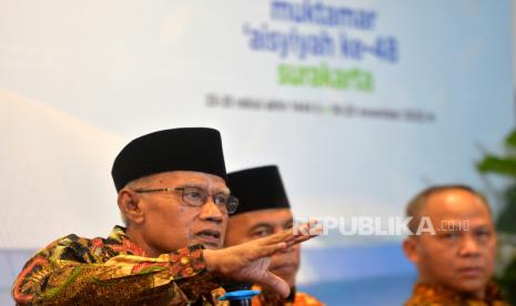 Ketua Umum PP Muhammadiyah Haedar Nashir (kiri), menggarisbawahi tentang makna berkhidmah di Muhammadiyah 