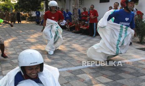 Penghuni lingkungan pondok sosial (Liponsos) mengikuti lomba balap karung di Liponsos Keputih, Surabaya, Jawa Timur, Selasa (8/8/2023). Lomba yang diikuti Orang  Dengan Gangguan Jiwa (ODGJ) serta Penyandang Masalah Kesejahteraan Sosial (PMKS) untuk menyemarakkan peringatan HUT ke-78 Kemerdekaan RI. 