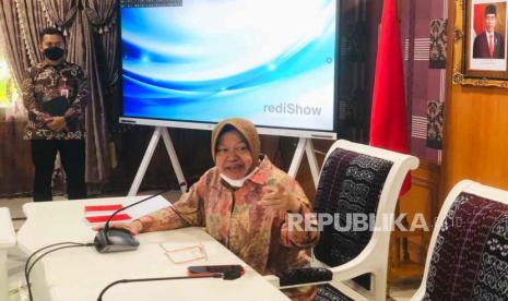 Mensos Tri Rismaharini saat memberikan keterangan terkait penggeledahan KPK kepada awak media di Jakarta, Rabu (24/5/2023). Mensos Risma sebut seharusnya sudah tidak boleh ada penggeledahan KPK di Kemensos.