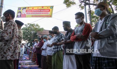 Islam ajarkan jalani hidup pertengahan termasuk dalam pademi Covid-19. Ilustrasi sholat saat pandemi Covid-19