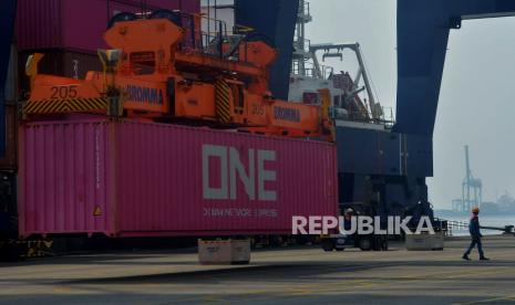 Suasana aktivitas bongkar muat peti kemas dengan menggunakan crane baru usai peresmiannya di Dermaga JICT, Jakarta, Rabu (22/6/2022). PT Jakarta International Container Terminal atau JICT menambah fasilitas bongkar muat, yakni dua container crane (QC) super post panamax dengan teknologi paling modern. Tambahan alat baru dengan sistem kontrol paling canggih ini diharapkan meningkatkan produktivitas terminal tersibuk di Indonesia.