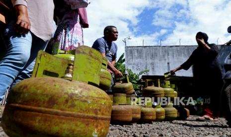 Warga antre untuk membeli tabung gas LPG 3kg di Banyuwangi, Jawa Timur, Rabu (26/7/2023). Pemerintah daerah setempat bersama Pertamina menggelar operasi pasar murah dengan Harga eceran terendah (HET) Rp16 ribu per tabung untuk mengatasi kelangkaan LPG 3kg yang terjadi sejak satu bulan terakhir.  