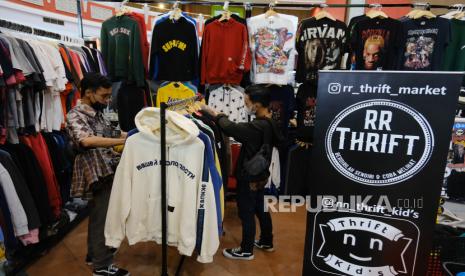 Dua pengunjung memilih jaket bekas impor yang dijual di kegiatan Pontianak Festival Week di Pontianak, Kalimantan Barat, Jumat (30/9/2022). Dalam perhelatan Pontianak Festival Week tersebut menyajikan bazaar thrifting yang menjual beragam barang bekas layak pakai serta bermerk seperti baju, sepatu, topi dan jaket dengan kisaran harga puluhan ribu hingga ratusan ribu rupiah. 