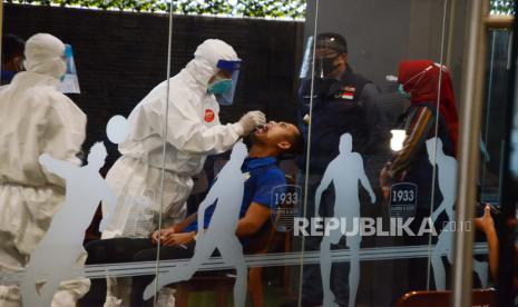 Para Pemain Persib beserta official melakukan tes Polymerase Chain Reaction (PCR) oleh Labkesda Jawa Barat, di Garaha Persib, Jalan Sulanjana, Kota Bandung, Jumat (3/7). Tes PCR merupakan himbauan PSSI sebelum melakukan latihan dan pertandingan. Tes Covid-19 tersebut disaksikan langsung oleh Gubernur Jawa Barat Ridwan Kamil. 