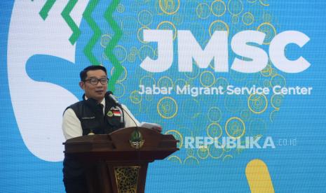 Gubernur Jawa Barat Ridwan Kamil memberikan sambutan saat launching Sistem Manajemen Jabar Migrant Service Centre (JMSC) Berbasis Elektronik dan Jobfair Jabar Online 2021 di Aula Barat Gedung Sate, Kota Bandung, Selasa (21/12). JMSC berbasis elektronik merupakan bentuk perhatian Pemprov Jawa Barat kepada pekerja migran sesuai amanat Perda Nomor 2 tahun 2021 tentang Penyelenggaraan Perlindungan Pekerja Migran Indonesia (PMI) Asal Jawa Barat, agar keamanan dan kesejahteraan pekerja migran terjamin.