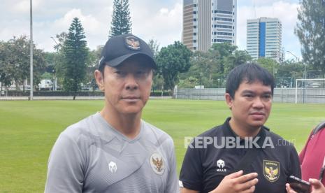 Pelatih Timnas U-20 Indonesia Shin Tae-yong usai memimpin latihan di Lapangan A Gelora Bung Karno, Jakarta, Sabtu (18/2/2023). 