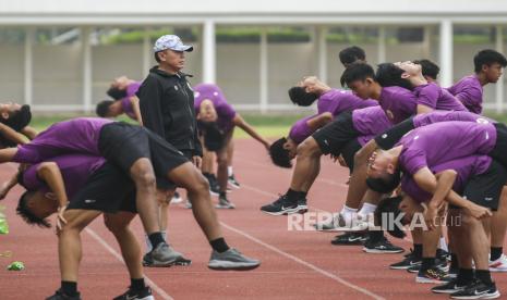 Ketua Umum PSSI Mochamad Iriawan (kiri) menyaksikan pesepak bola Timnas U-19 yang berlatih di Stadion Madya, Kompleks Gelora Bung Karno Senayan, Jakarta, Selasa (17/11/2020). Sebanyak 38 pemain Timnas Indonesia U-19 menjalani pemusatan latihan di Stadion Madya, Jakarta pada 16 hingga 23 November 2020. 