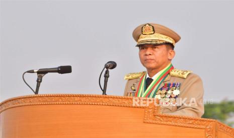 Foto selebaran yang disediakan oleh Tim Informasi Militer Myanmar menunjukkan Panglima Militer Myanmar Jenderal Senior Min Aung Hlaing memberikan pidato pada Hari Angkatan Bersenjata ke-78 di Naypyidaw, Myanmar, Senin (27/3//2023).