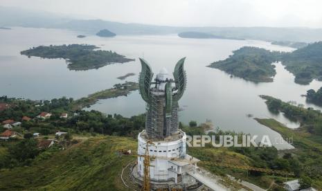 Foto udara suasana proyek pembangunan Menara Kujang Sepasang di Jatigede, Kabupaten Sumedang, Jawa Barat, Selasa (13/6/2023). Menara Kujang Sepasang rancangan Gubernur Jawa Barat Ridwan Kamil setinggi 99 meter yang dilengkapi lift dan pemandangan Waduk Jatigede tersebut diharapkan mampu mendongkrak kunjungan wisata ke Kabupaten Sumedang. Pembangunan Menara Kujang Sepasang tersebut ditargetkan rampung pada pertengahan 2023.