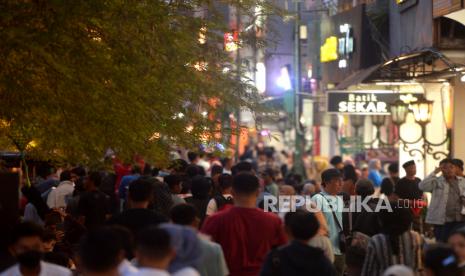 Wisatawan memadati kawasan wisata ikonik Malioboro, Yogyakarta. Polisi menangkap 2 copet perempuan yang beraksi di tengah keramaian Malioboro.