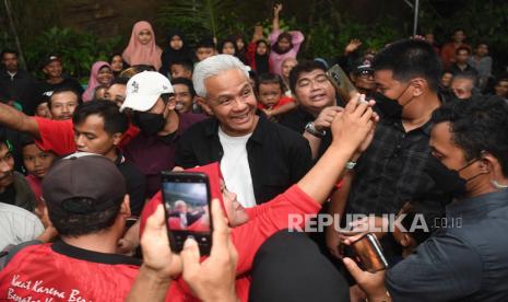 Calon presiden nomor urut 3 Ganjar Pranowo (tengah) menerima ajakan swafoto usai berdialog dengan warga Desa Watuagung di Banyumas, Jawa Tengah, Selasa (9/1/2024). Dalam pertemuan itu Ganjar mendengar sejumlah keluhan dari warga yang sebagian besar berprofesi sebagai petani seperti mahalnya pupuk, akses pendidikan untuk anak-anak yang lebih baik serta pelatihan bagi warga yang ingin mendirikan usaha kecil. 