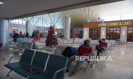 Calon penumpang menunggu di ruang tunggu Terminal Keberangkatan Bandara Domine Eduard Osok (DEO) Kota Sorong, Papua Barat.