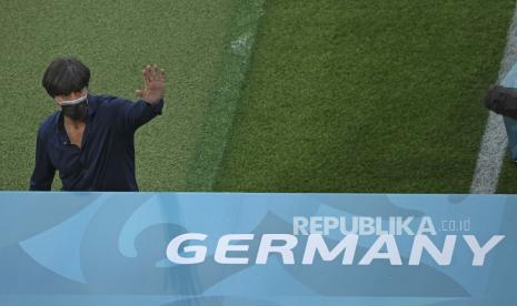 Manajer Jerman Joachim Loew melambaikan tangan saat ia berjalan di dekat touchline sebelum pertandingan grup F kejuaraan sepak bola Euro 2020 antara Jerman dan Hongaria di stadion arena sepak bola di Munich, Jerman, Rabu, 23 Juni 2021. 