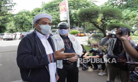 Tenaga Ahli Utama Kantor Staf Presiden, Ali Mochtar Ngabalin (kiri) tiba di Direktorat Kriminal Khusus (Drikrimsus), Polda Metro Jaya, Jakarta,  Rabu (23/12/2020).  Kedatangan Ngabalin ke Dirkrimsus Polda Metro Jaya untuk menjalani pemeriksaan atas laporannya terkait dugaan pencemaran nama baik yang dilakukan terlapor Muhammad Yunus Hanis dan Bambang Beathor Suryadi. 