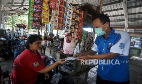 Ilustrasi pembagian masker.