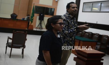 Pendiri Lokataru Haris Azhar (kanan) dan Koordinator KontraS Fatia Maulidiyanti bersiap menjalani sidang dakwaan di Pengadilan Negeri Jakarta Timur, Senin (3/4/2023). Haris Azhar dan Fatia Maulidiyanti didakwa melakukan pencemaran nama baik terhadap Menteri Koordinator Bidang Kemaritiman dan Investasi Luhut Binsar Pandjaitan dalam unggahan video pada akun Youtube milik Haris Azhar.