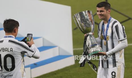 Penyerang Juventus Paulo Dybala (kiri) dan Alvaro Morata saat merayakan juara Piala Super Italia awal tahun 2021. Kedua penyerang Juve itu saat ini sedang mengalami cedera.