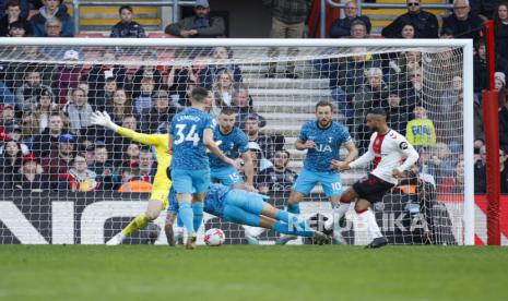 Pemain Southampton Theo Walcott (kanan) mencetak gol kedua timnya pada pertandingan sepak bola Liga Premier Inggris antara Southampton dan Tottenham di St Mary