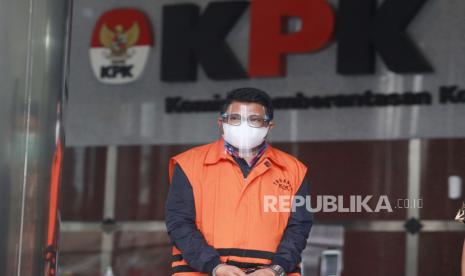 Tersangka mantan Staf Khusus Menteri Kelautan dan Perikanan Edhy Prabowo, Safri, berjalan usai diperiksa di Gedung Merah Putih KPK, Jakarta, Rabu (24/3/2021). KPK melakukan pemeriksaan lanjutan kepada tersangka Safri dalam kasus dugaan suap izin ekspor benih lobster.