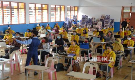 Pengajar memberikan pelatihan pembuatan video pembelajaran sistem daring kepada sejumlah guru di salah satu sekolah menengah atas. (Ilustrasi)