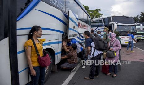 Petugas memasukkan barang milik penumpang ke dalam bus di Terminal Cicaheum, Kota Bandung, Rabu (27/4/2022). Terminal Cicaheum Kota Bandung menyediakan sedikitnya 156 armada bus untuk melayani pemudik pada masa Lebaran 2022. Sementara itu, puncak arus mudik di terminal tersebut diperkirakan akan terjadi pada 29-30 April mendatang. Foto: Republika/Abdan Syakura