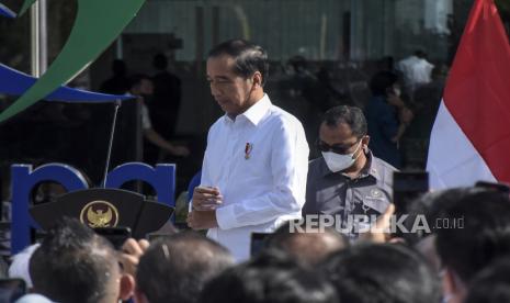 Presiden Joko Widodo berjalan menuju podium saat persemian Mayapada Hospital Bandung di Jalan Terusan Buah Batu, Kota Bandung, Jawa Barat, Senin (6/3/2023). Presiden Joko Widodo meresmikan Mayapada Hospital Bandung yang tersertifikasi Greenship & Edge serta memiliki empat pelayanan Center of Excellence yakni Oncology Center (layanan pasien kanker), Center Excellence Cardiovascular (layanan gangguan jantung), Tahir Neuroscience Center (layanan gangguan saraf) dan Tahir Uronrphrology Center (layanan terpadu ginjal dan saluran kemih). Presiden Jokowi berharap kehadiran rumah sakit tersebut dapat mengurangi jumlah masyarakat yang berobat ke luar negeri.