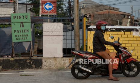 Warga menggunakan masker saat beraktivitas.