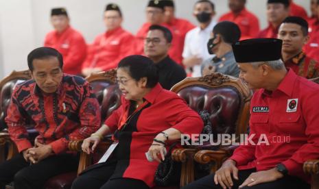 Ketua Umum PDIP Megawati Soekarnoputri (tengah) berbincang dengan Presiden Joko Widodo (kiri) dan bakal capres Ganjar Pranowo (kanan) saat Rakernas PDI Perjuangan di Jakarta, Selasa (6/6/2023). 